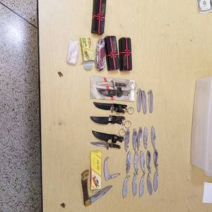 lot 2147 image: approximately 25 knives