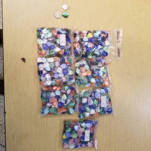 lot 2183 image: approximately 700 heart-shaped pendants - assorted colors