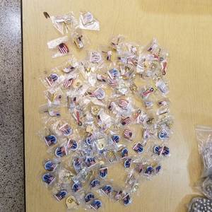 lot 2188 image: approximately 100 USA themed pins