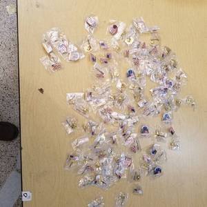 lot 2236 image: approximately 100 assorted USA themed pins