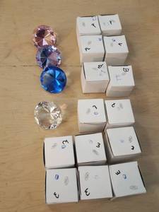 lot 2278 image: 18 medium Jewels - assorted colors