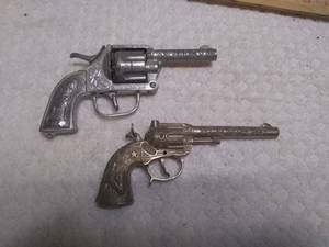 lot 11262 image: two vintage toy cap gun revolvers big Horn and star