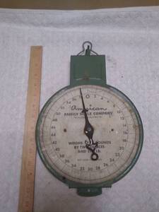 lot 11263 image: Vintage American family scale company 60 lb hanging scale