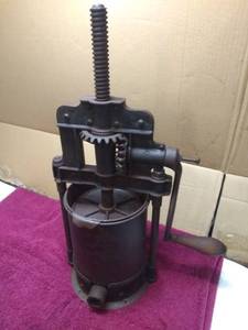 lot 11301 image: Vintage Cast Iron 4qt Sausage Stuffer Press