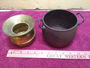lot 11306 image: Miniature Spittoon and Bean Pot