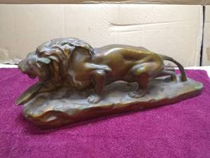 lot 11307 image: Vintage Heavy Chalkware Lion Statue