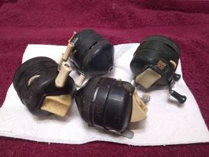 lot 11355 image: Vintage Fishing Reel Lot #3 Zebco 202s and a 404