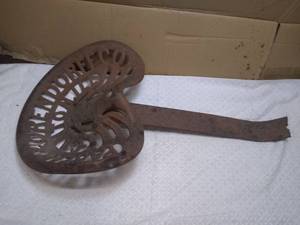 lot 11400 image: Antique Parlin & Orendorff Co Cast Iron Plow Seat