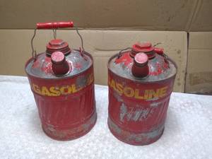 lot 11427 image: Pair of Vintage 1 Gallon Gas Cans