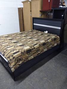 lot 3503 image: Extremely Nice Modern Queen Size Bed