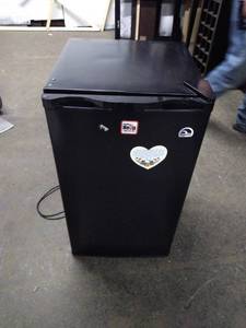lot 3510 image: Igloo Dorm Size Refrigerator
