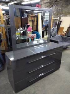 lot 3515 image: Nice Modern Made in Italy 6 Drawer Dresser with Mirror