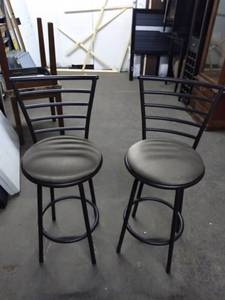 lot 3521 image: Pair of Nice Swivel Bar Stools