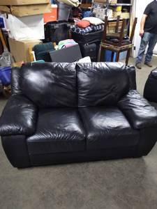 lot 3524 image: Amazing Black Leather Loveseat in Excellent Condition