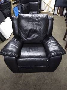 lot 3525 image: Amazing Black Leather Recliner in Excellent Condition