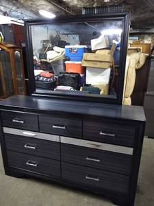 lot 3526 image: Stunning Modern 9 Drawer Dresser with Mirror