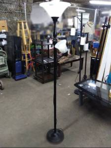 lot 3531 image: Nice Freestanding Floor Lamp