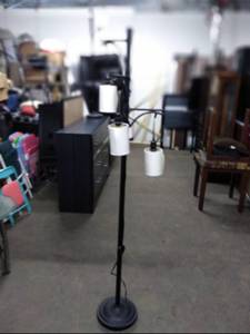 lot 3532 image: Nice Freestanding Floor Lamp