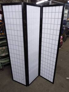 lot 3548 image: Nice Freestanding Room Divider