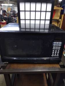 lot 3550 image: Hamilton Beach 900 Watt Counter Top Microwave