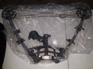 lot 20471 image: Compound Bow Package