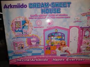 lot 22489 image: Arkmiido Dream Sweet House Set