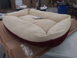 lot 3981 image: Small Dogbed
