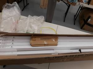 lot 2782 image: Box of 4ft T8 Glass LED Tube lights