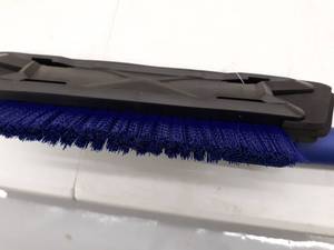 lot 2840 image: Frostguard  Premium 4-in-1 Snow Broom  Ice Scraper With Extendable Reach An...