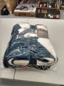 lot 2962 image: Life Comfort Throw, Blue