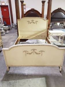lot 100 image: Antique 1920 Walnut Full Size Bedframe