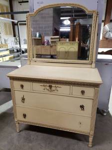 lot 102 image: Antique 1920 Walnut Dresser & Mirror