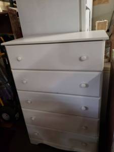 lot 114 image: White Perdue Chest of Drawers