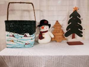 lot 6022 image: Lot of Christmas Decor