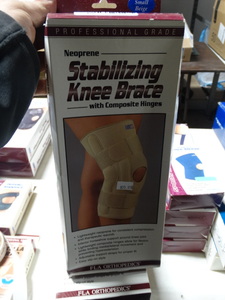 lot 7907 image: Pro- neoprene stabilizing knee brace- New in box- size S