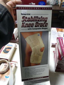 lot 7908 image: Pro- neoprene stabilizing knee brace- New in box- size M