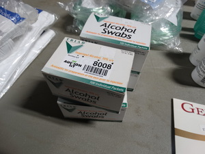 lot 8008 image: 4 boxes of new alcohol swabs