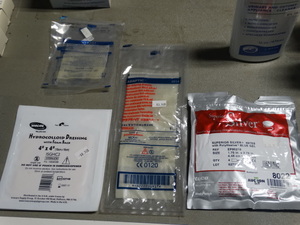 lot 8022 image: Lot of various wound dressings