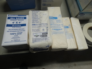 lot 8028 image: 5 new packages of gauze