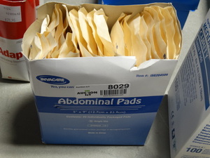 lot 8029 image: Box of abdominal pads
