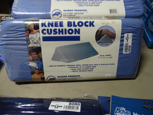 lot 8087 image: Knee block cushion- New with tags