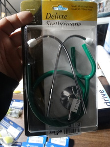 lot 8110 image: Deluxe stethoscope- New in package