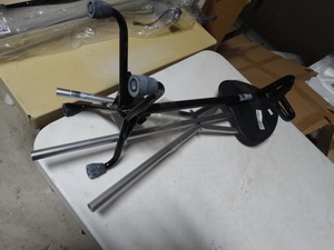 lot 8151 image: New cane w 4 feet & canestool