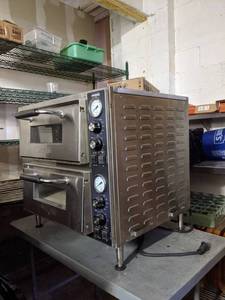 lot 5566 image: Waring Counter Top Double Deck Pizza Oven WPO750