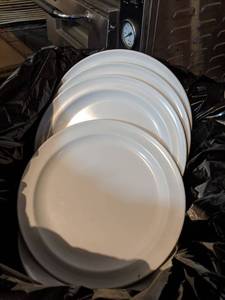 lot 5575 image: Plastic Plates, Various Sizes