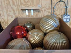 lot 5586 image: Assorted Christmas Decor
