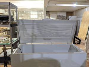 lot 5637 image: Kenmore Chest Freezer