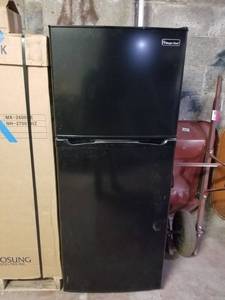 lot 5735 image: Magic Chef Refrigerator