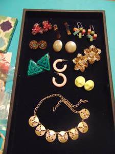 lot 3503 image: Costume Jewelry - Ear Rings - Necklaces