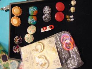 lot 3505 image: Costume Jewelry - Ear Rings